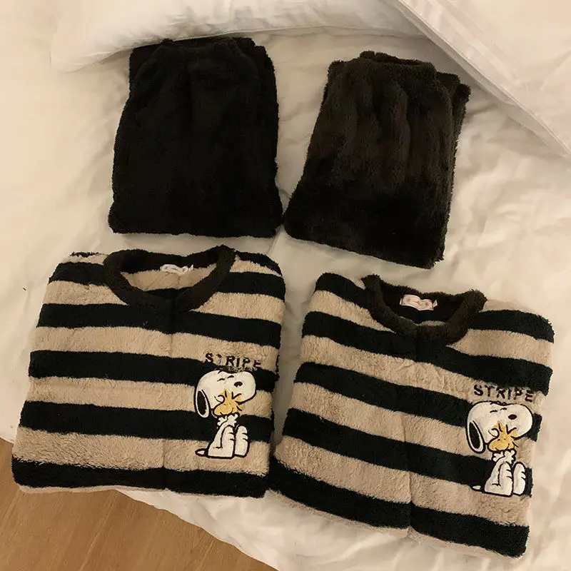 طقم بيجامات قطيفة مطرزة بنمط ك - مراجعة Winter Clothing Patterns وسعره